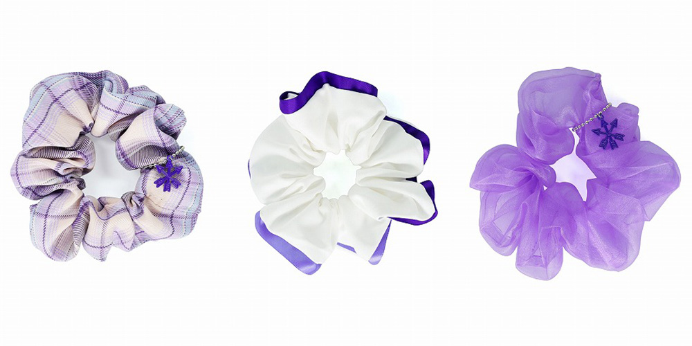 チャーム付きシュシュ（チェック柄・ホワイト・オーガンジー）