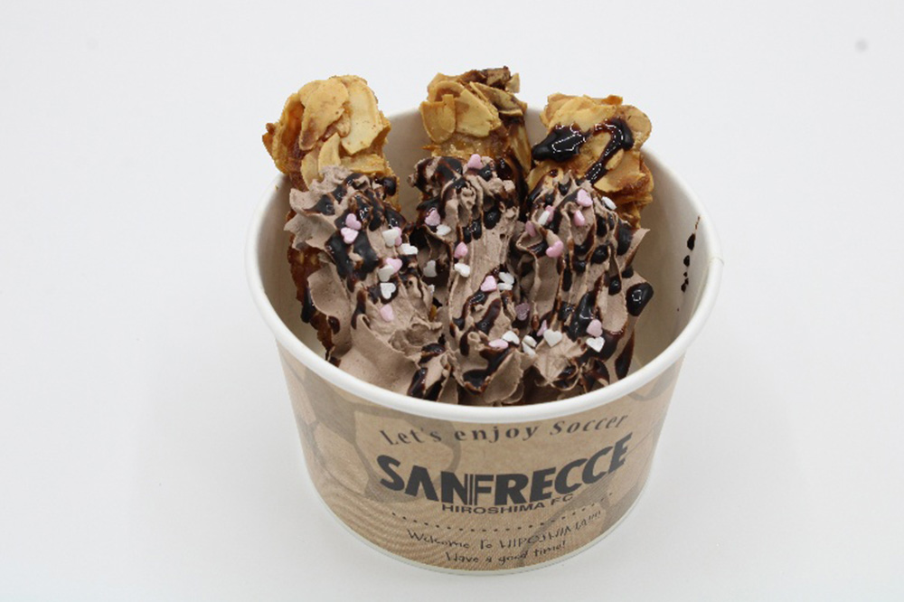 アーモンド衣の揚げバナナチョコホイップ添え