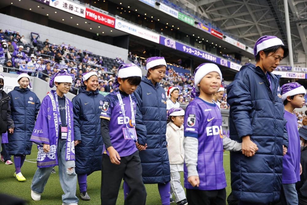 WEリーグ初！両チームがサンタ帽で入場