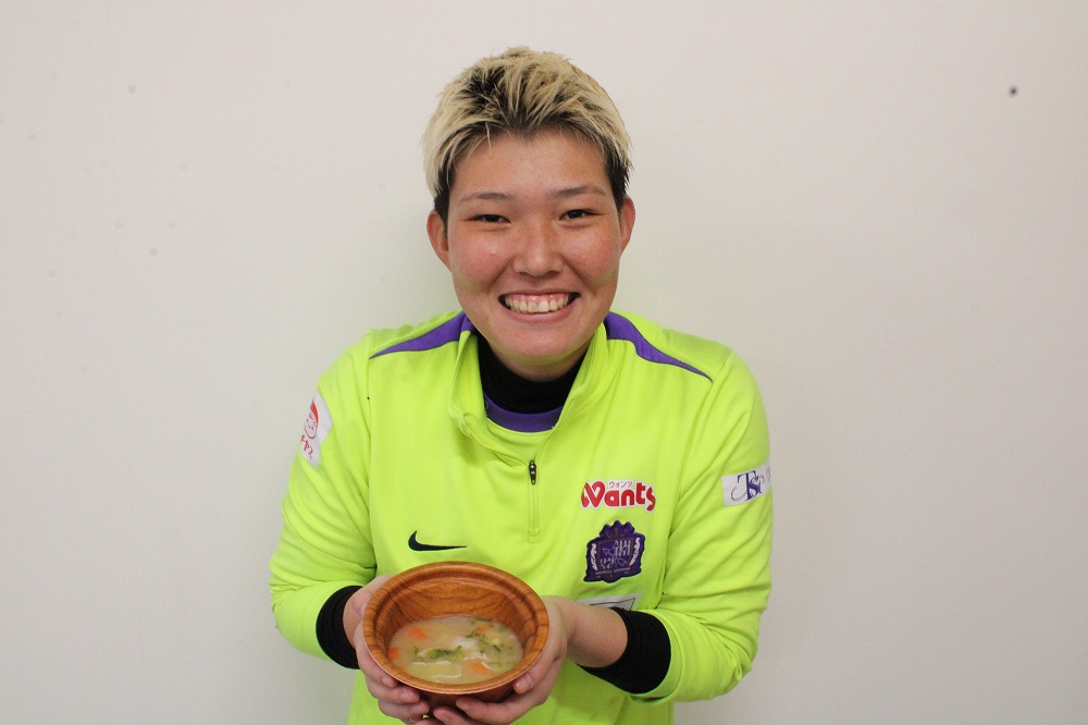 木稲瑠那『豚（トン）でもない旨さの豚汁』