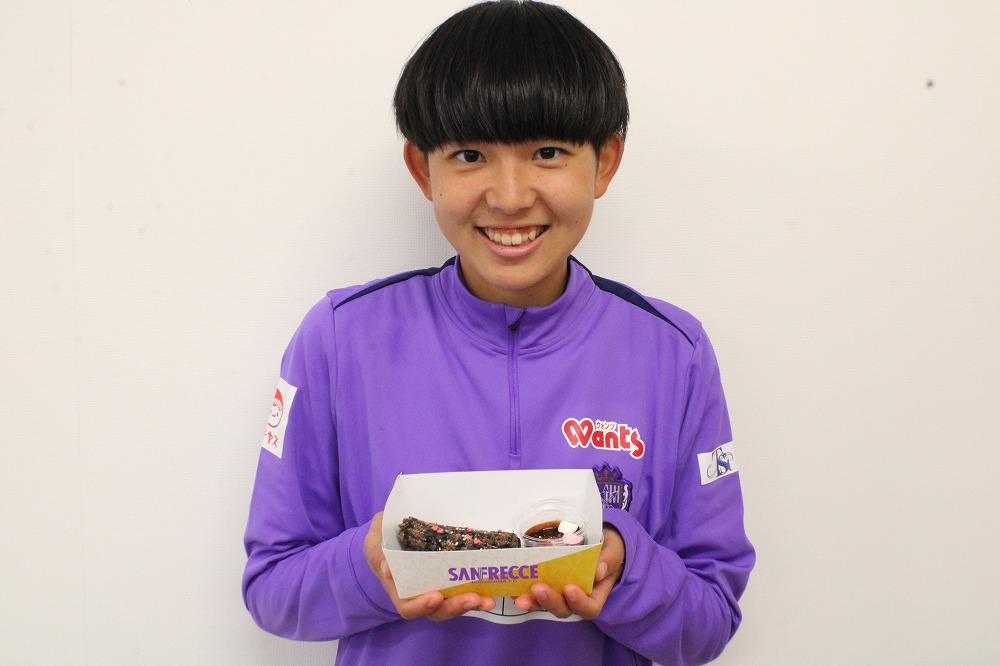 臼井利依選手『りえがチュロス うっチュロス』