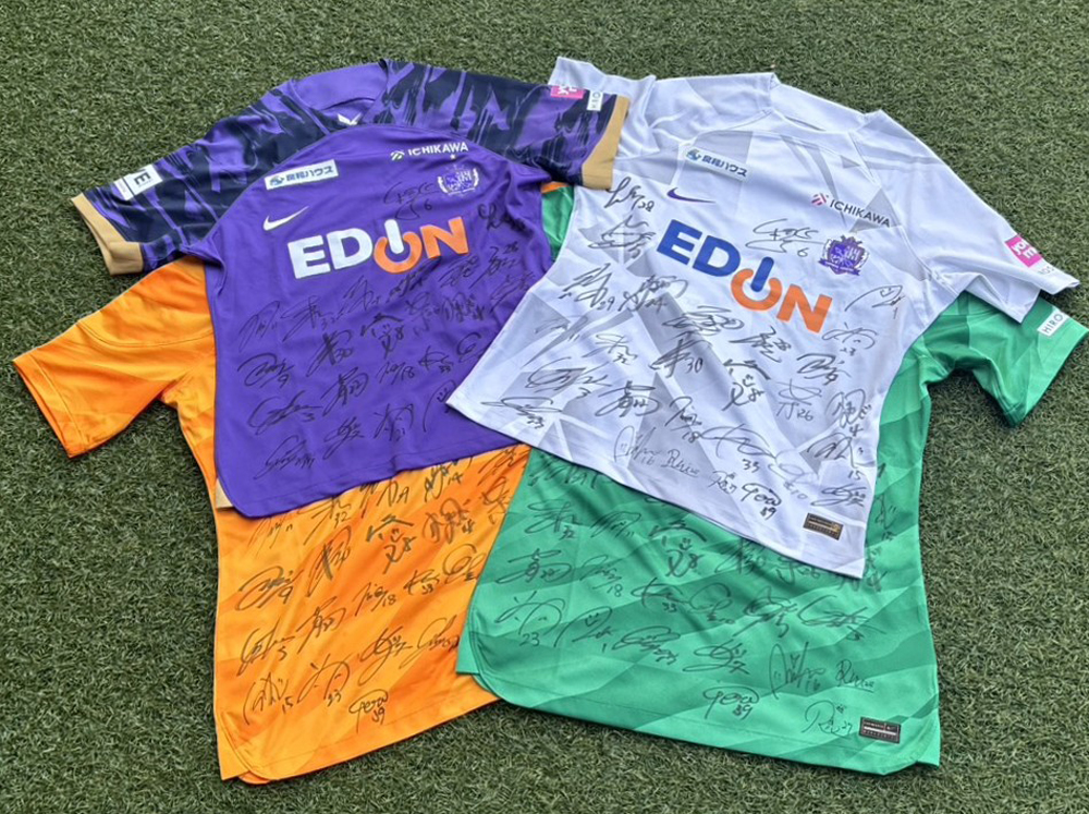 レジーナ選手直筆サイン入りユニフォーム