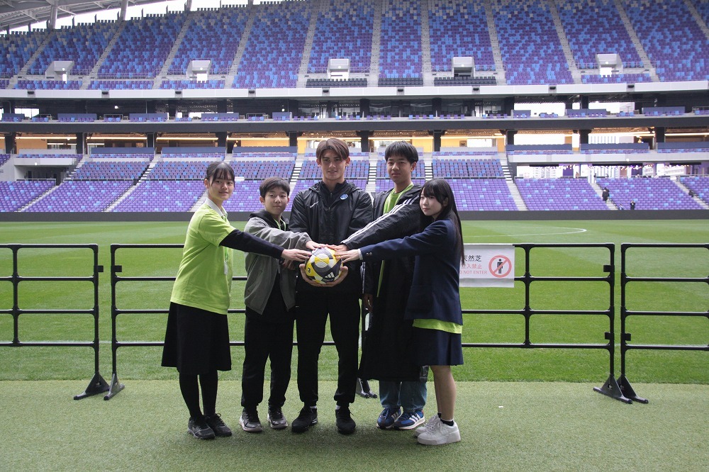 ④ ボールを中心に広がる平和の輪