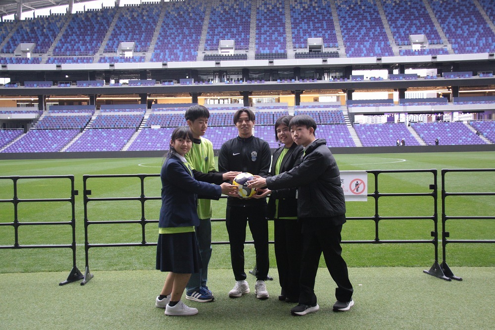 ④ ボールを中心に広がる平和の輪