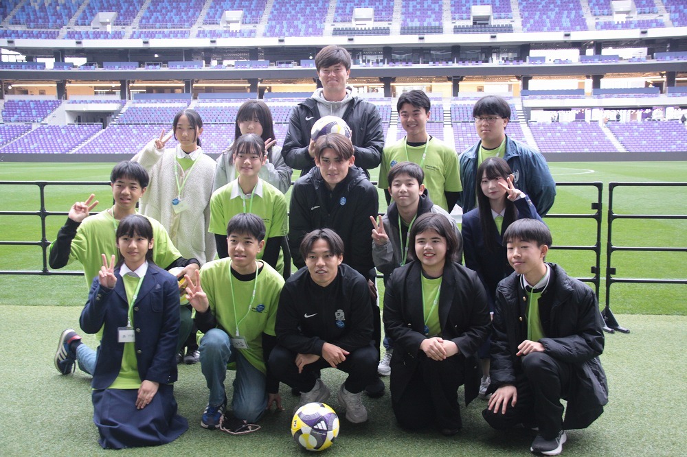 ④ ボールを中心に広がる平和の輪