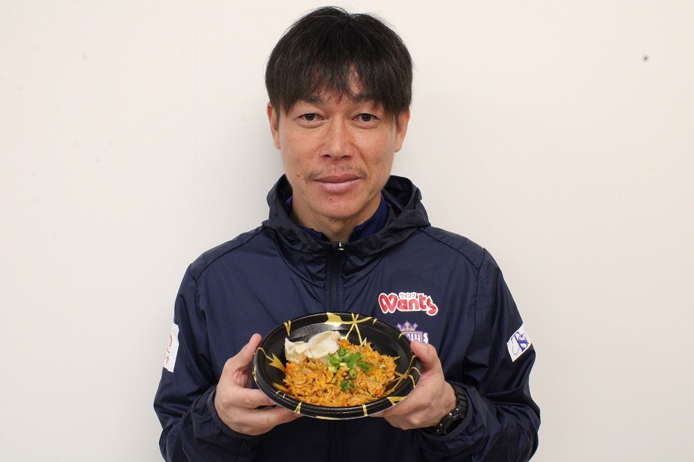 赤井秀一監督「赤井監督の赤（あかい）チャーハン×秀一（シュー）マイ」