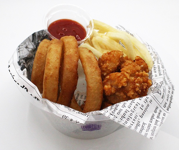 ②フライドポテト＋唐揚げ＋オニオンリング（ケチャップ付き）