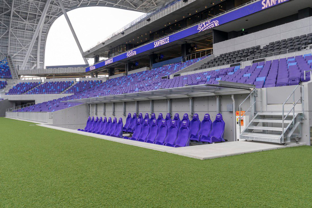 人工芝エリア・選手ベンチ