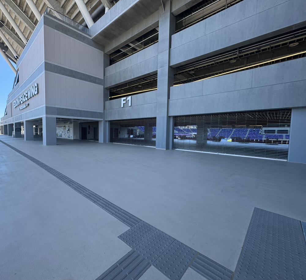 実施場所（F1ゲート前）