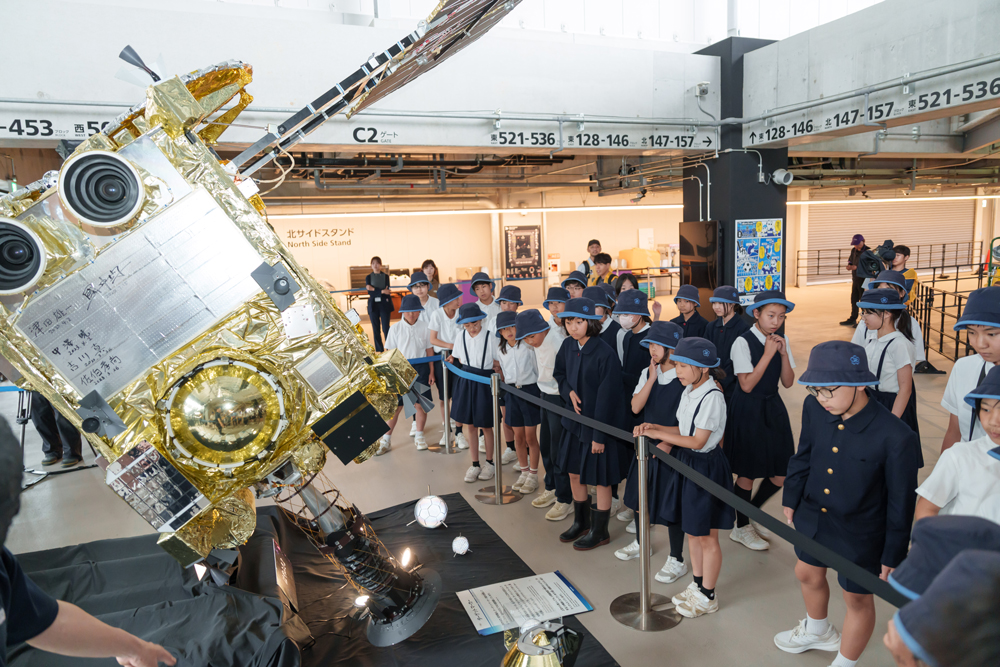 展示見学を通じて、宇宙や科学への理解をさらに深めました。