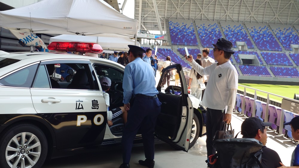 スタジアムで、警察官に? 救急隊員に?