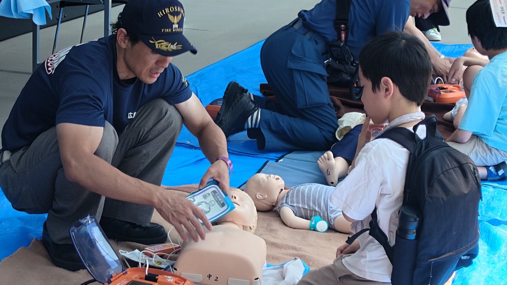スタジアムで、警察官に? 救急隊員に?