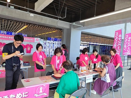 ① 乳がんモデルの展示・自己検診の体験型学習